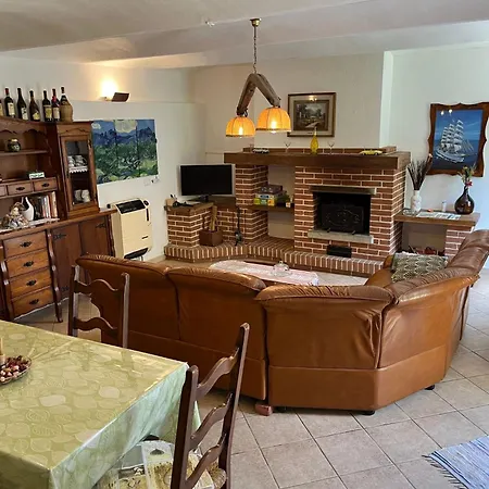 아파트 Typisches Mit Holzbefeuertem Kamin By Interhome *