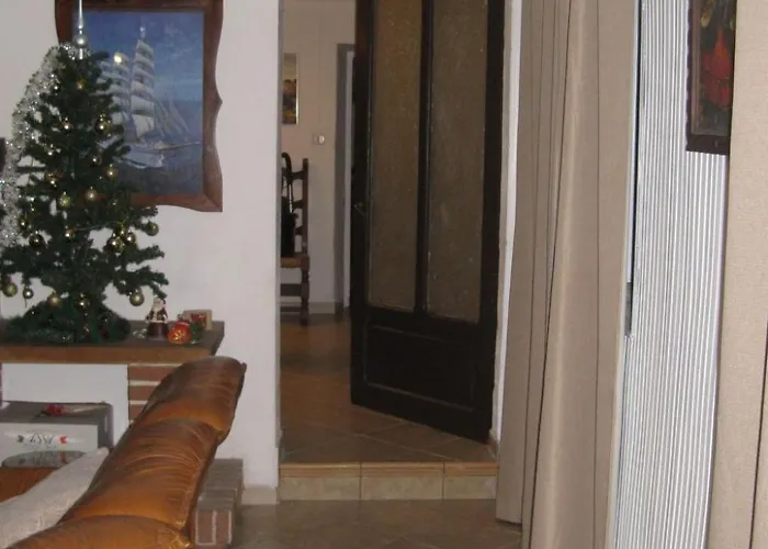 Typisches Mit Holzbefeuertem Kamin By Interhome