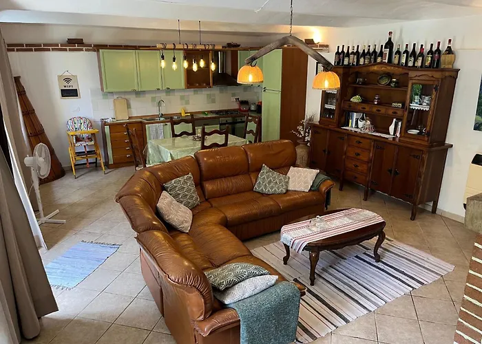 아파트 Typisches Mit Holzbefeuertem Kamin By Interhome