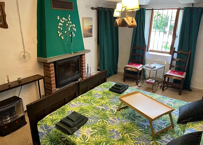 Typisches Mit Holzbefeuertem Kamin By Interhome